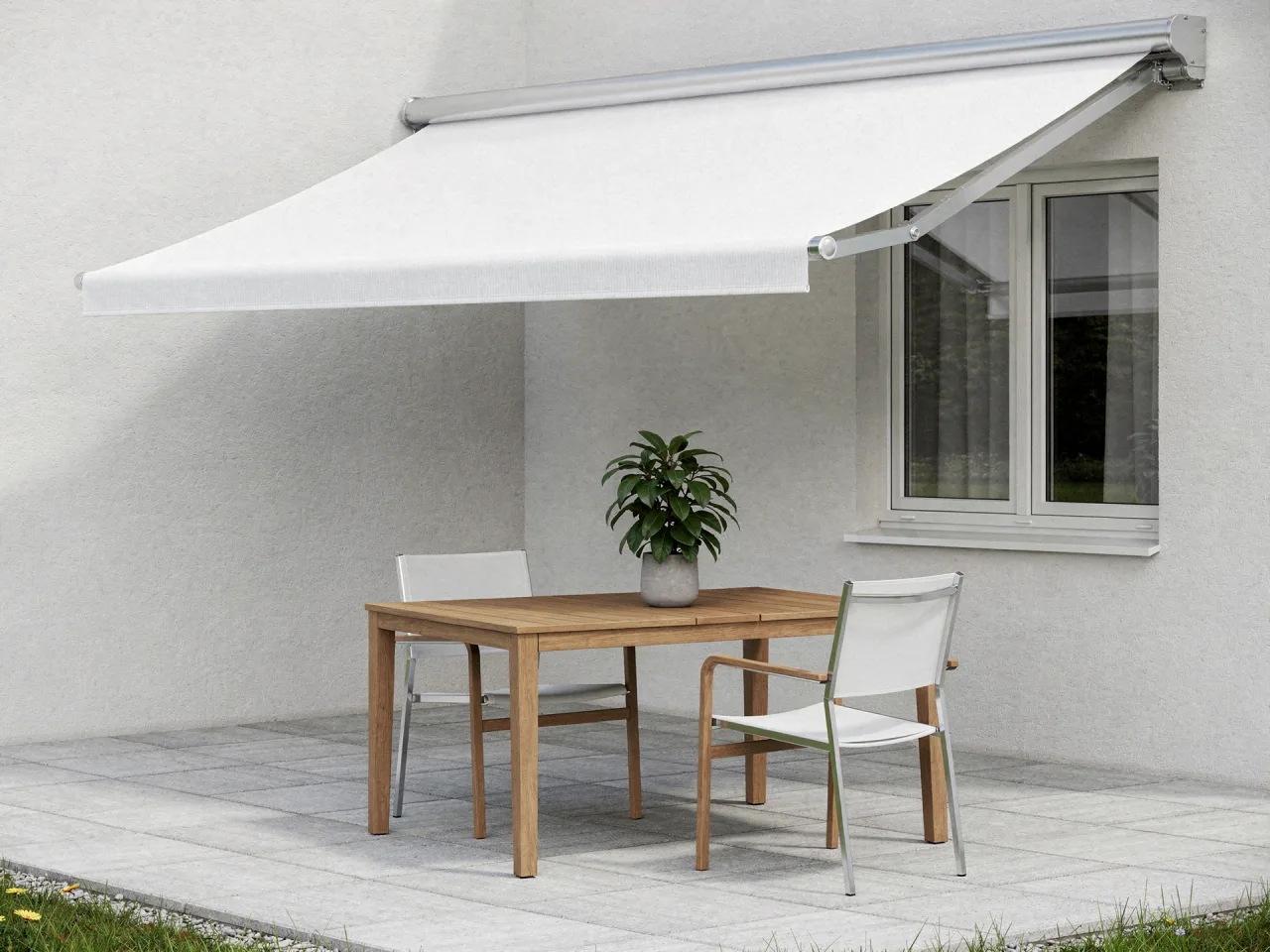 Ausgefahrene Kassettenmarkise über einer Terrasse mit Gartentisch und Stühlen
